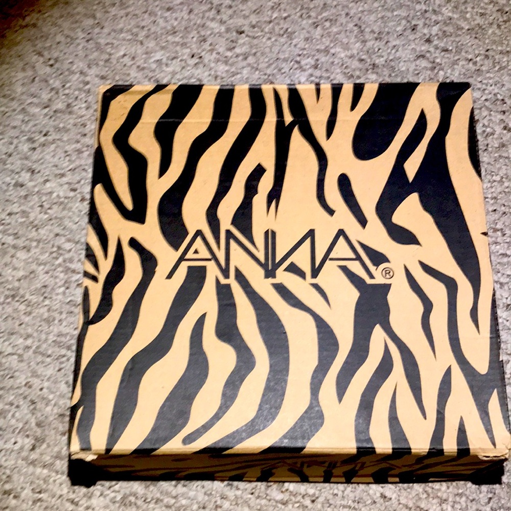 Black boots with zippers and shoe laces size 6